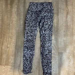 BNWOT Lululemon back and white 28” Wunder Unders